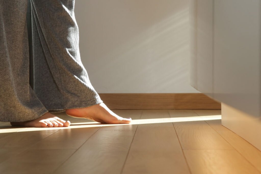 Detail na dřevěnou masivní podlahu FEEL WOOD a nohy