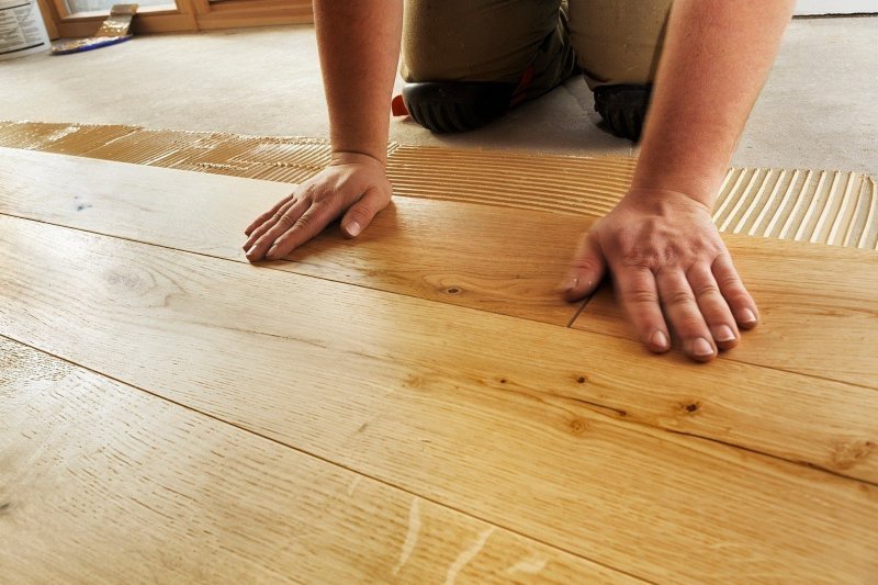 Pokládka masivní dřevěné podlahy FEEL WOOD
