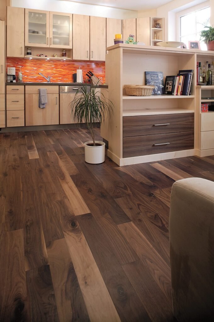 Referenční fotka masivní dřevěné podlahy FEEL WOOD natur v obývacím pokoji a kuchyni